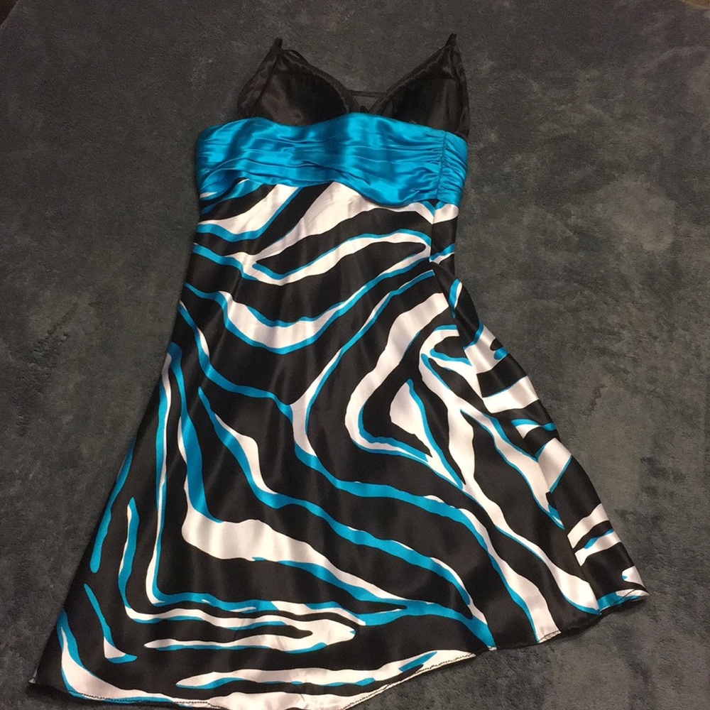 Dress - Picture 3 of 4